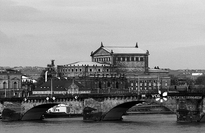 易北河上的德累斯顿城市景观图片素材