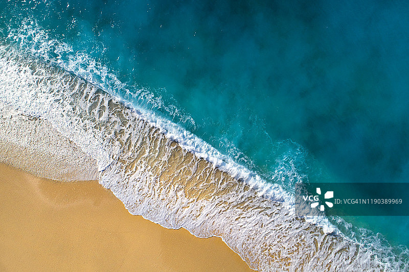 鸟瞰清澈的绿松石大海和波浪图片素材