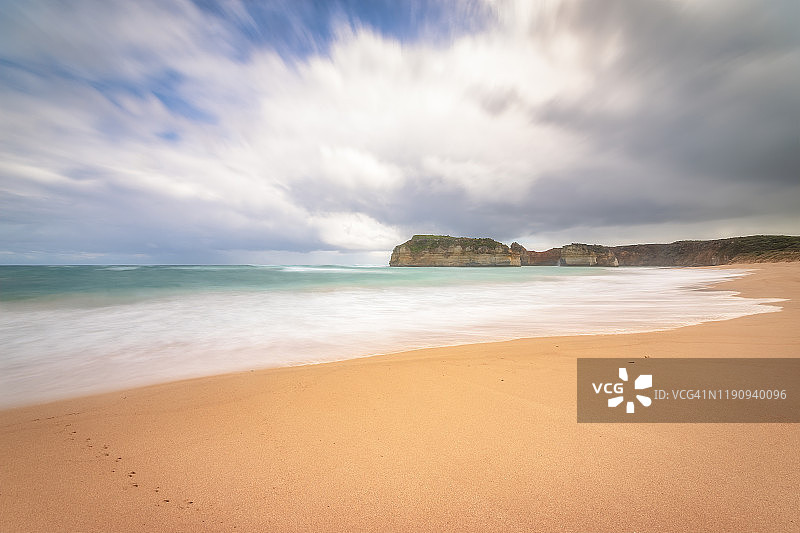 澳大利亚维多利亚州十二使徒海洋国家公园阴天的海滩风景图片素材