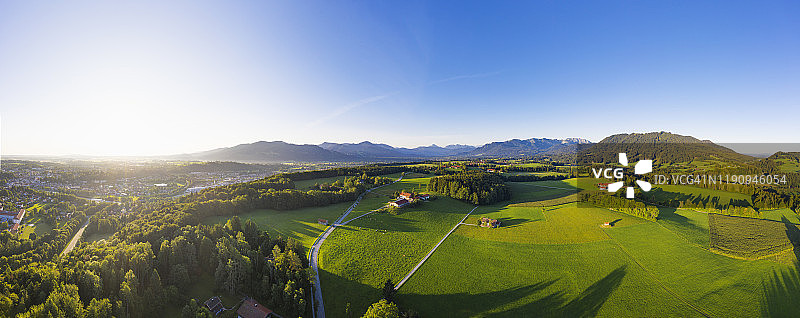 全景拍摄的风景对天空从Isartal，上巴伐利亚，巴伐利亚，德国图片素材