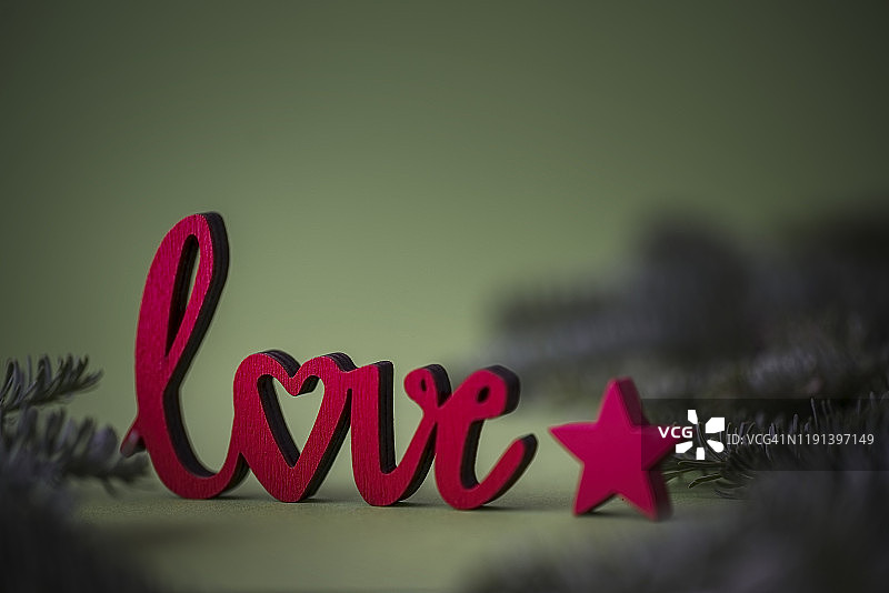 圣诞背景中的木制字母中的“爱”一词。图片素材