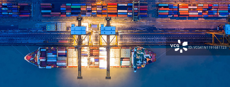 集装箱堆场在港口拥挤与船舶船舶是装卸作业的中转在国际港口。图片素材