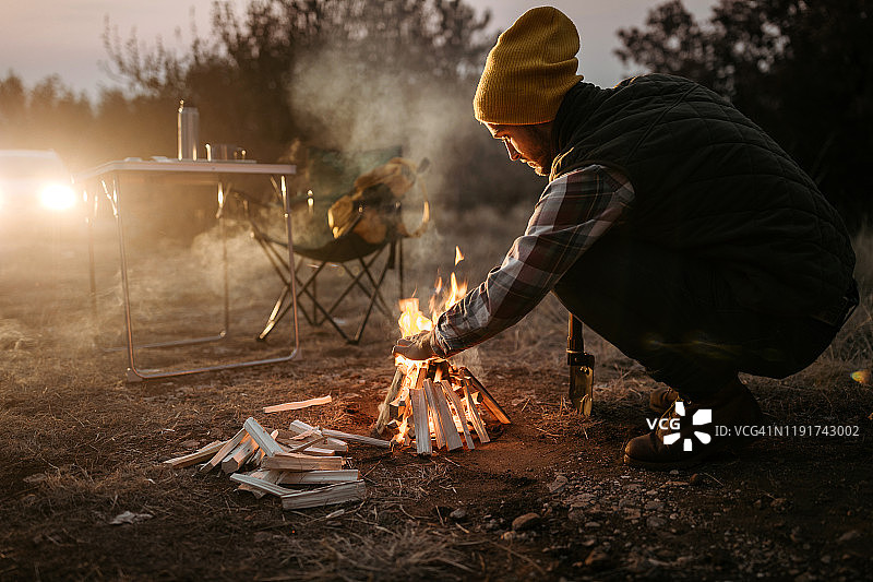 人在篝火旁取暖图片素材
