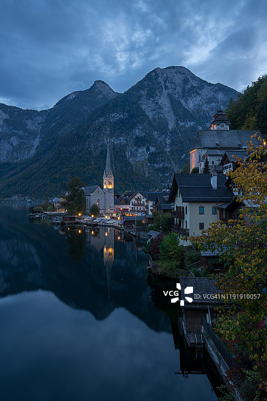 在一个雾蒙蒙的日子里，美丽的风景在哈尔斯塔特，一个黄昏的湖边村庄，奥地利图片素材