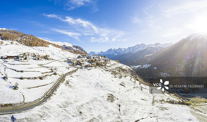 冬季高山村庄的鸟瞰图。图片素材