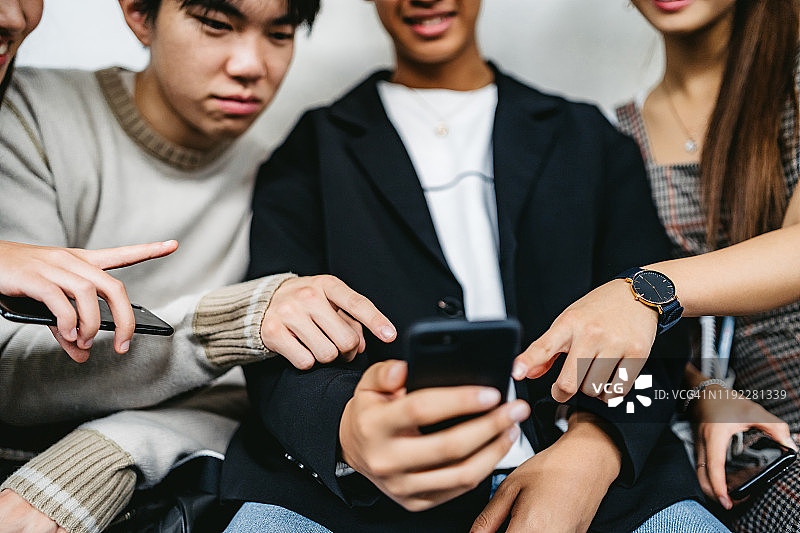 亚洲青少年在地铁里使用手机图片素材