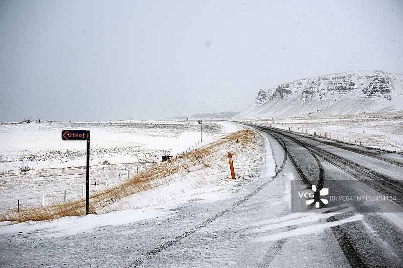 冰岛首都地区Hvalfjörður蜿蜒冰冻的道路图片素材