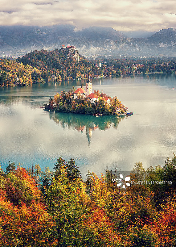 斯洛文尼亚著名的高山布莱德湖(Blejsko jezero)，令人惊叹的秋天风景。鸟瞰湖面，岛上有教堂，布莱德城堡图片素材