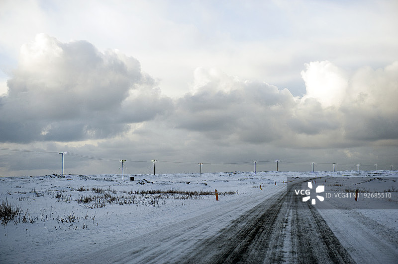 冰岛Keflavík附近结冰的乡村公路图片素材