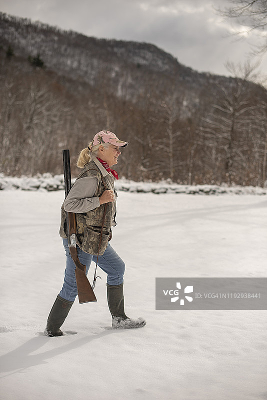 雪中扛步枪的妇女图片素材