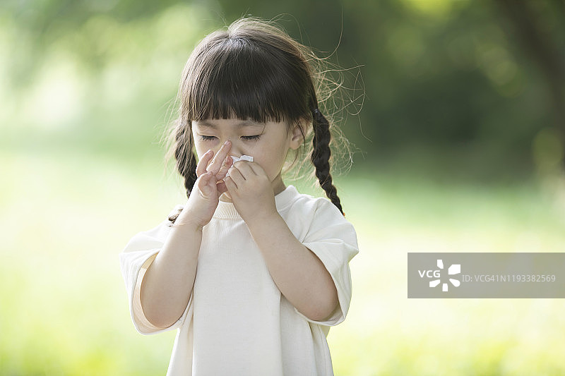 小女孩在公园擤鼻涕图片素材