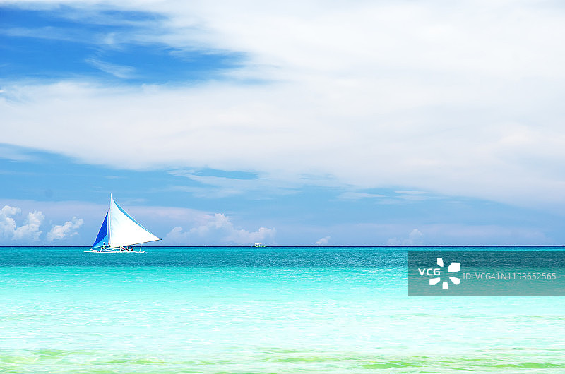 帆船和绿松石热带海洋在长滩岛，菲律宾图片素材