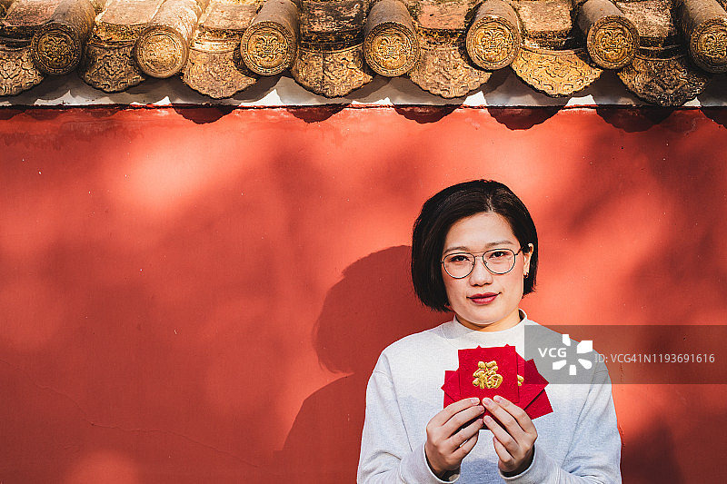 中国新年庆祝活动——女人收发红包图片素材