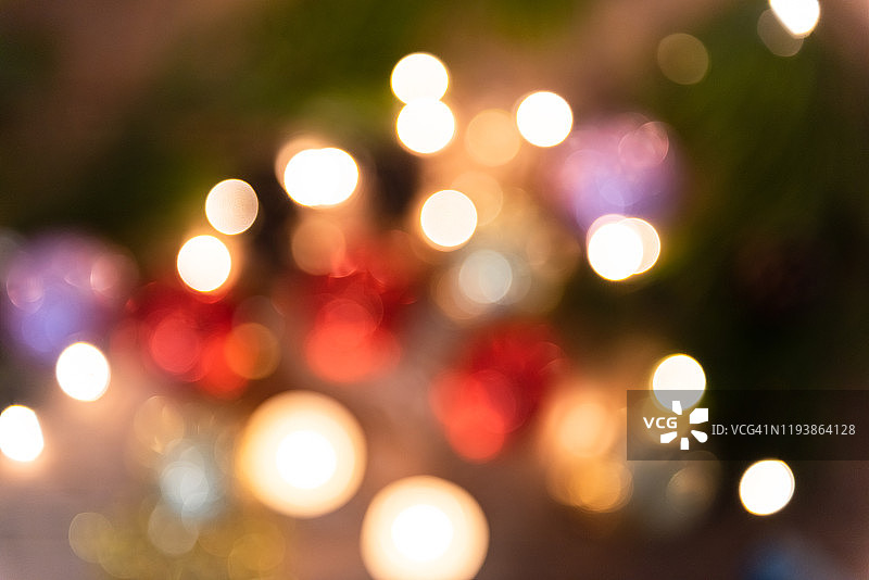 抽象的彩色灯光背景与散景装饰圣诞树。图片素材
