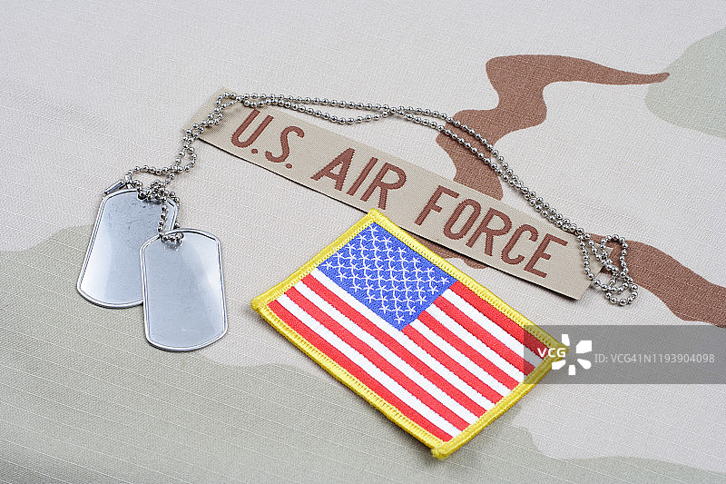 美国空军的分支胶带，上面有军犬牌和沙漠迷彩服上的美国国旗图片素材