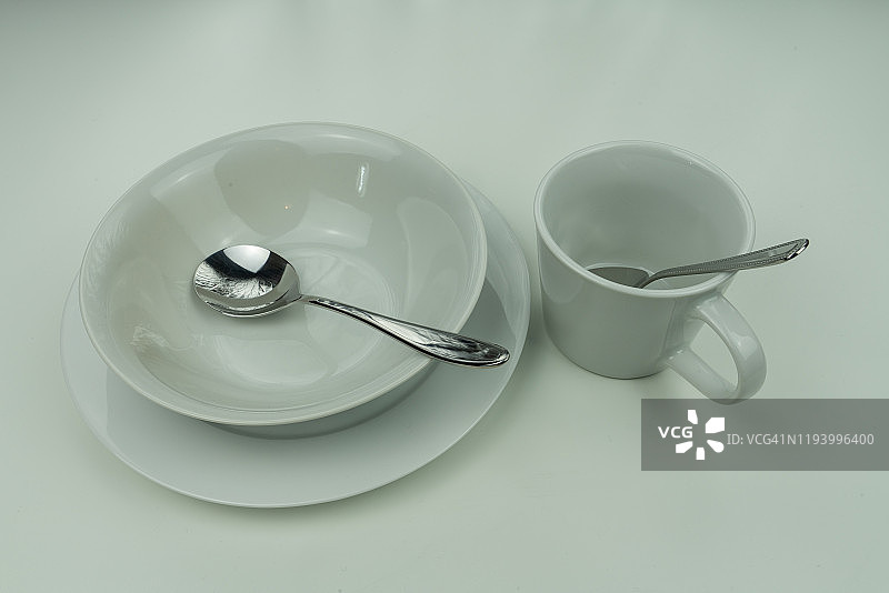 白色盘子和银色餐具图片素材