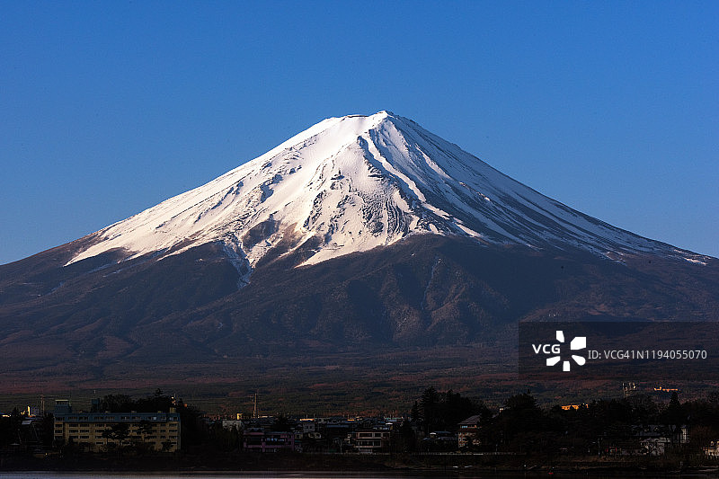 日本山梨县川口湖的富士山近景。图片素材