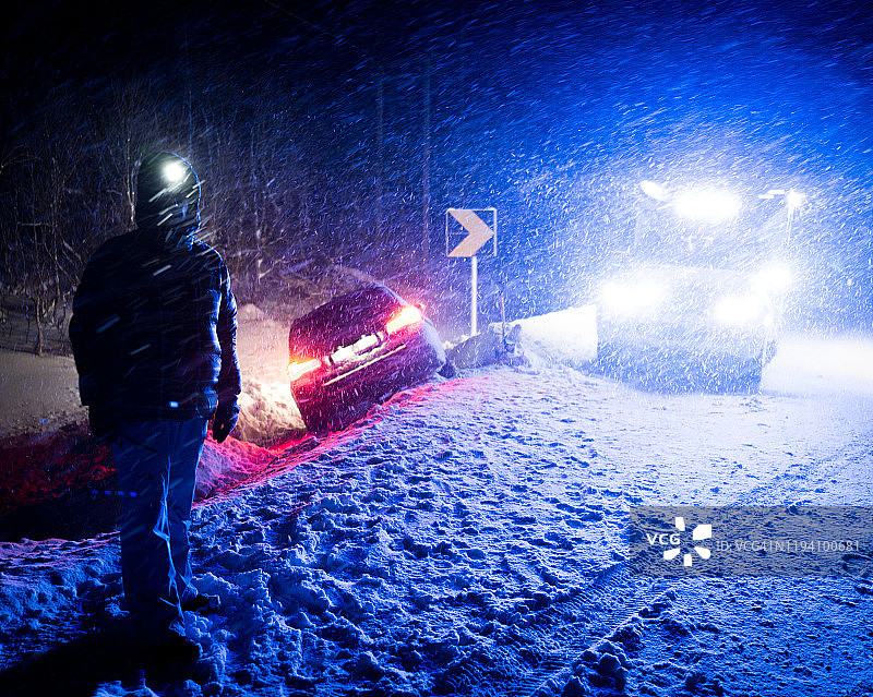 救护车在冬夜路上行驶图片素材