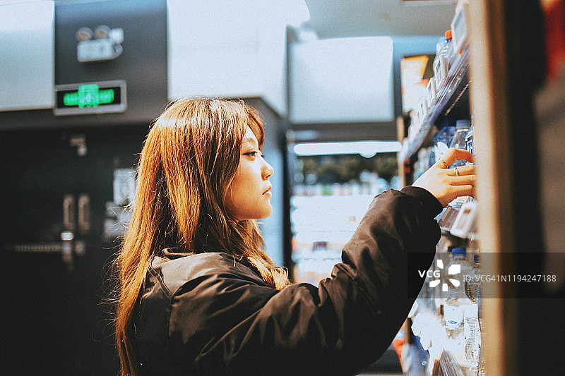 年轻女子在超市购物图片素材