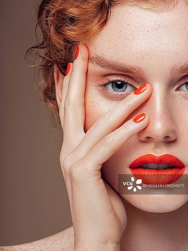 红唇和修指甲的女人图片素材