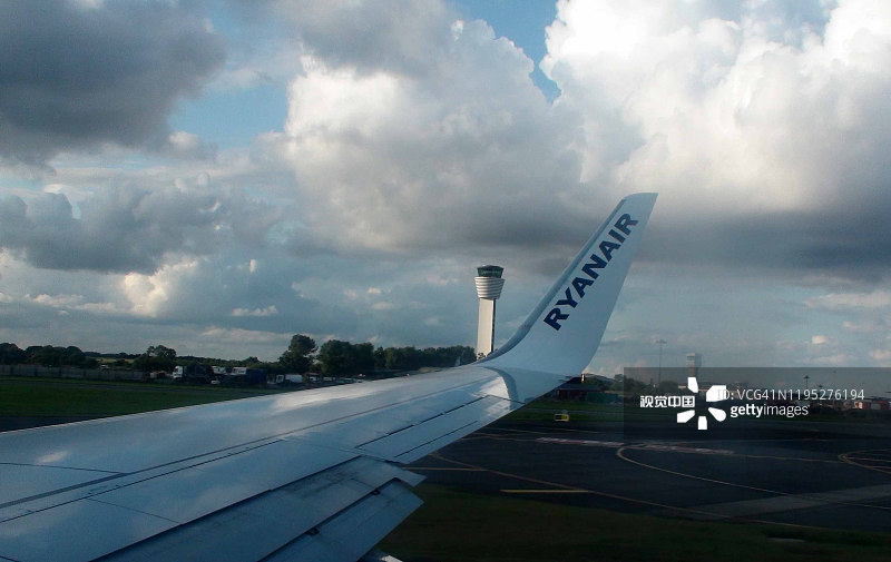瑞安航空公司，都柏林机场，爱尔兰共和国，天空，空中交通管制塔图片素材