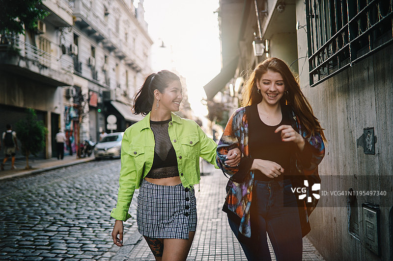 两个女孩走在街上图片素材