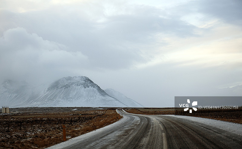 冰岛西北部Hvammstangi的蜿蜒公路图片素材