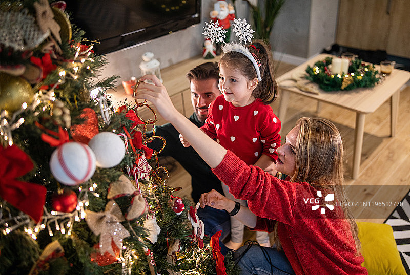 家庭一起装饰圣诞树图片素材