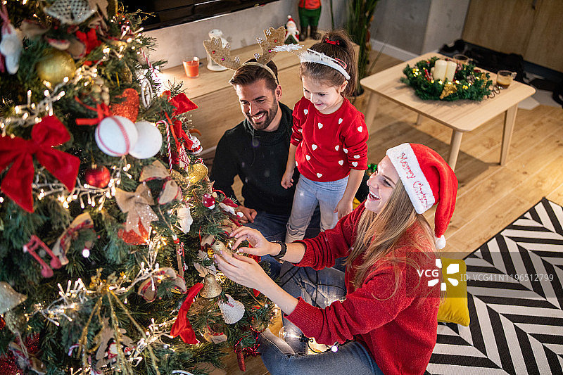 幸福家庭一起装饰圣诞树图片素材