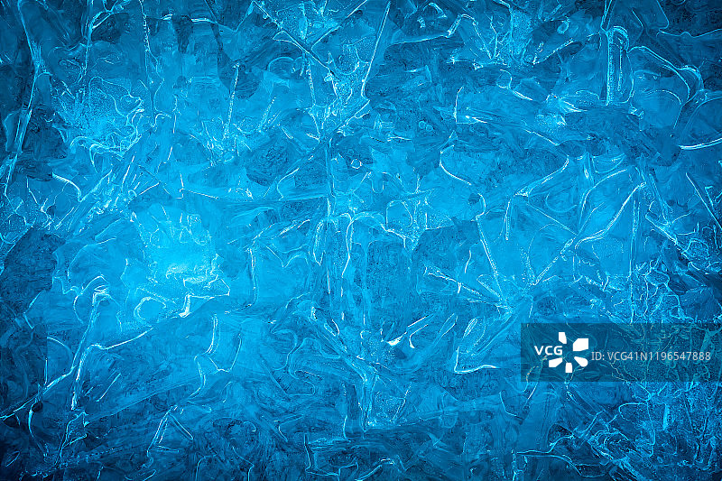 蓝色的背景，寒冷的冬天冰。冰冻表面的纹理。霜模式图片素材