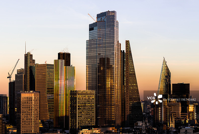 黄昏时分俯瞰伦敦金融区天际线图片素材