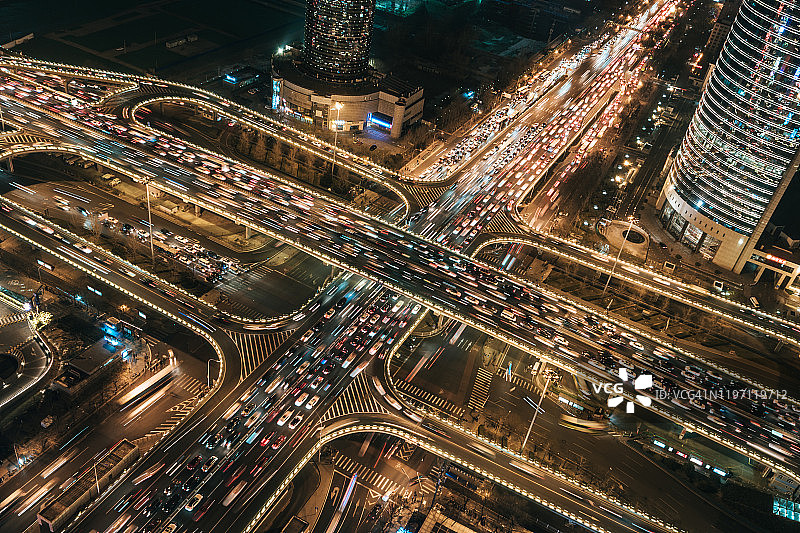 高峰时刻的城市交通无人机视图图片素材