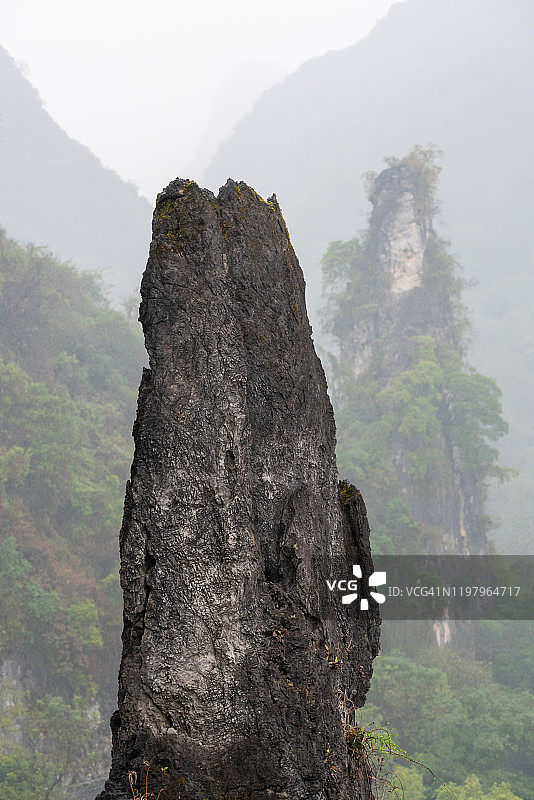 阳朔云雾中的整体岩石和石灰岩喀斯特山图片素材