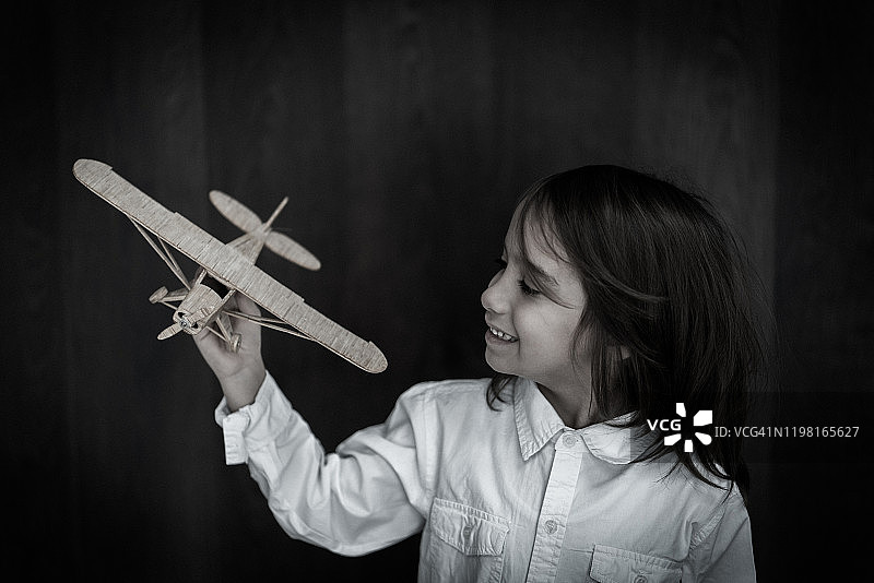 男孩与木制飞机图片素材
