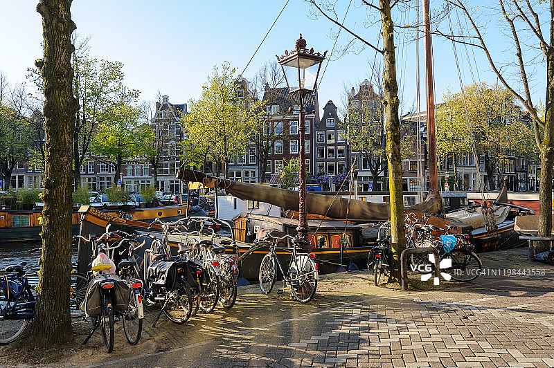 阿姆斯特丹一个典型的自行车停车场里有很多自行车图片素材
