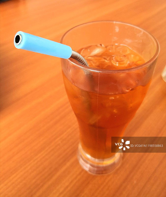 金属吸管放在一杯冰茶里图片素材