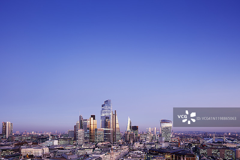 黄昏时伦敦的高角度城市景观图片素材