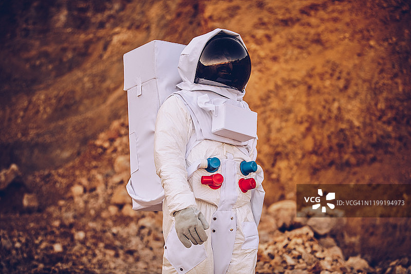 宇航员独自站在火星上图片素材
