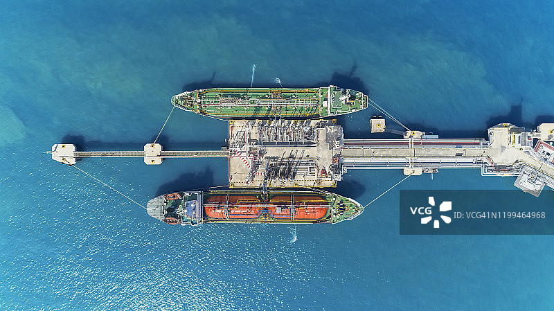 航拍俯视图油轮停靠在油港。图片素材