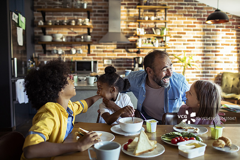 单身父亲和孩子们一起吃早餐图片素材
