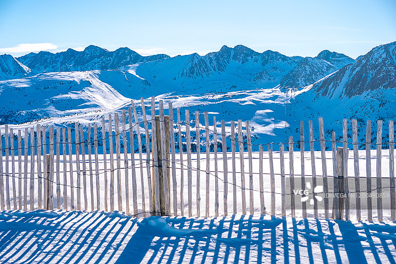 安道尔GrandValira滑雪。比利牛斯山脉。山上有木栅栏图片素材