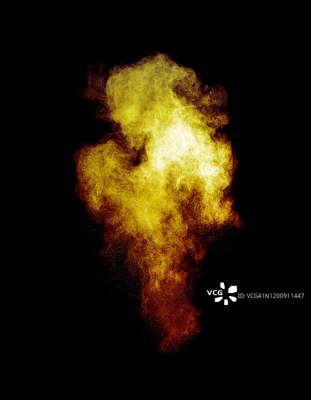 在黑色的背景上，由粉末颗粒和黄色烟雾组成的云团撞击而成的爆炸。图片素材