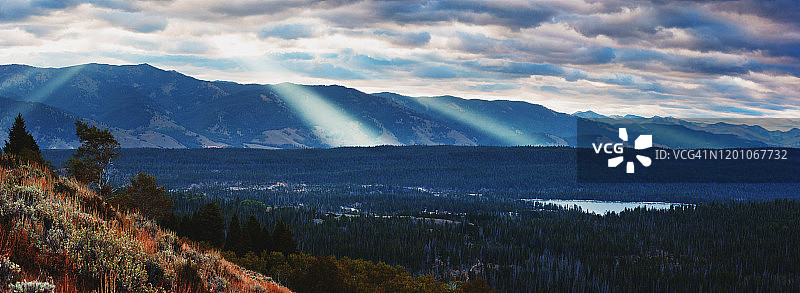 全景的戏剧性的早晨的阳光在山谷分开锯齿和白云山脉在斯坦利，爱达荷州，看到从锯齿荒野的红鱼湖的高山小径，夏天图片素材