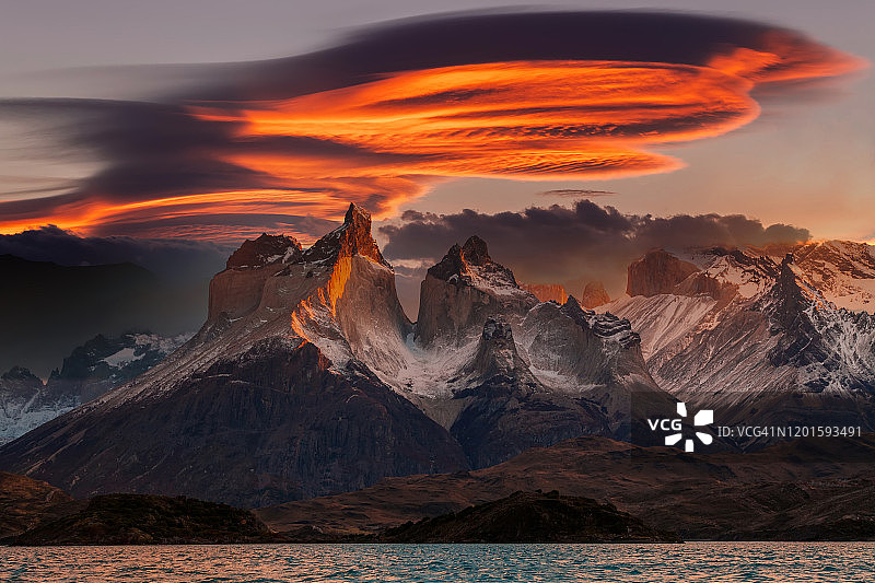 黎明时分，智利托雷斯潘恩的透镜状云图片素材