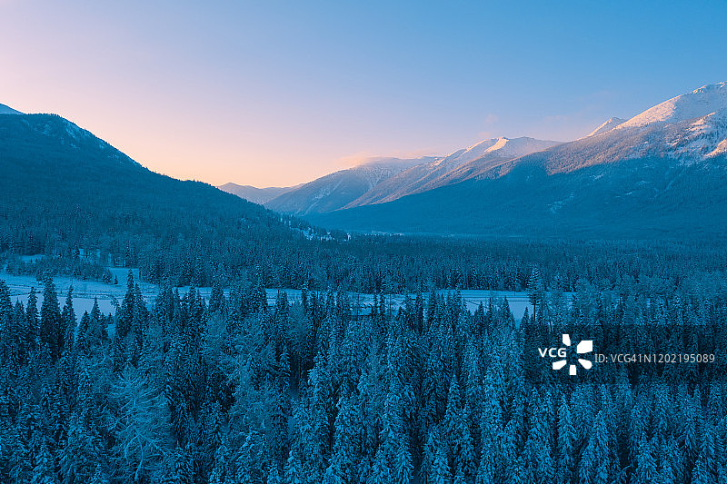 冬季日出时的自然景观图片素材