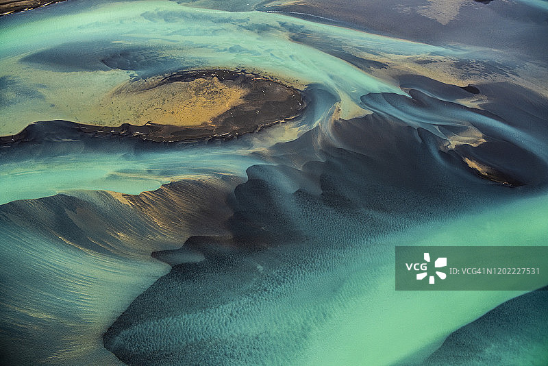 从直升机上拍摄的冰岛美丽的翠绿冰川河流图片素材