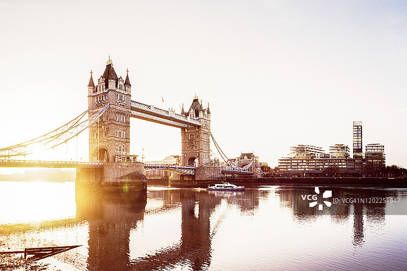 日出时的伦敦塔桥和泰晤士河图片素材