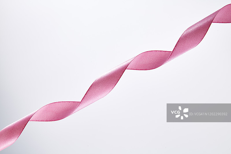 粉红色卷曲的丝带孤立在白色背景上图片素材