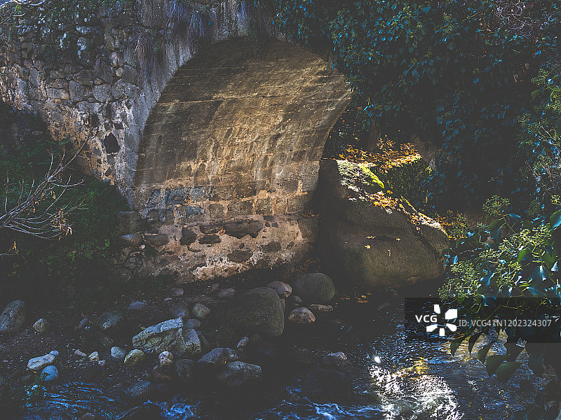 冬天，在Hervás犹太人区的奇基塔喷泉上安布罗兹河上的一座罗马桥图片素材