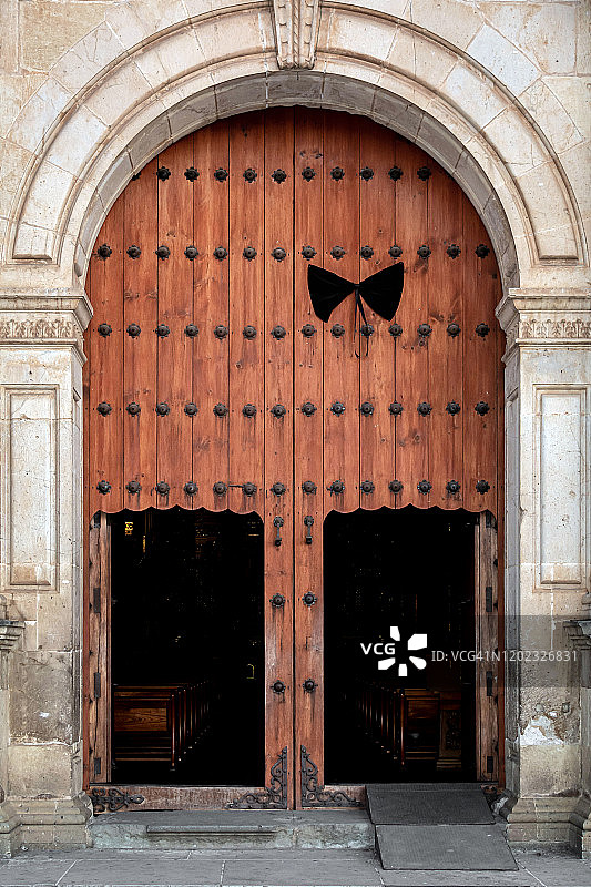 墨西哥瓦哈卡的圣多明戈古兹曼天主教教堂的前门图片素材